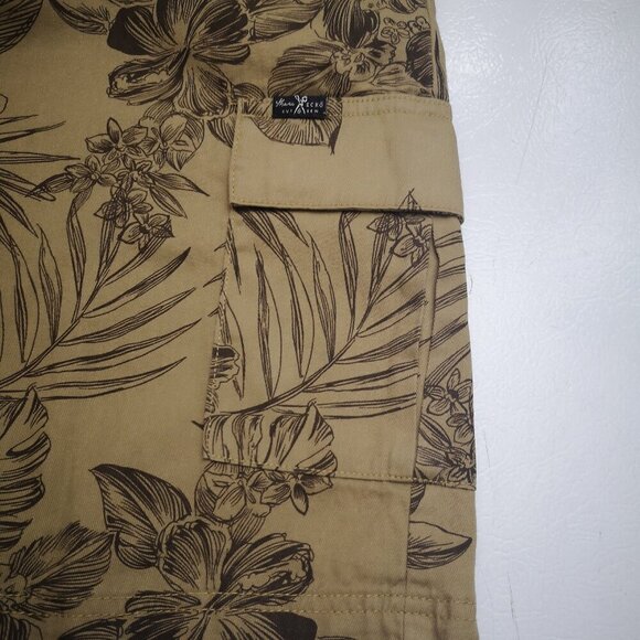 Marc Ecko Cut & Sew Men's Size Large Tan w/ Brown Floral Pattern Cargo Shorts - Picture 7 of 11